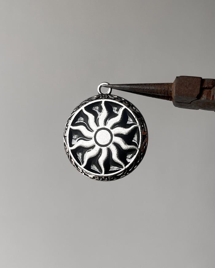 Oynx sun pendant
