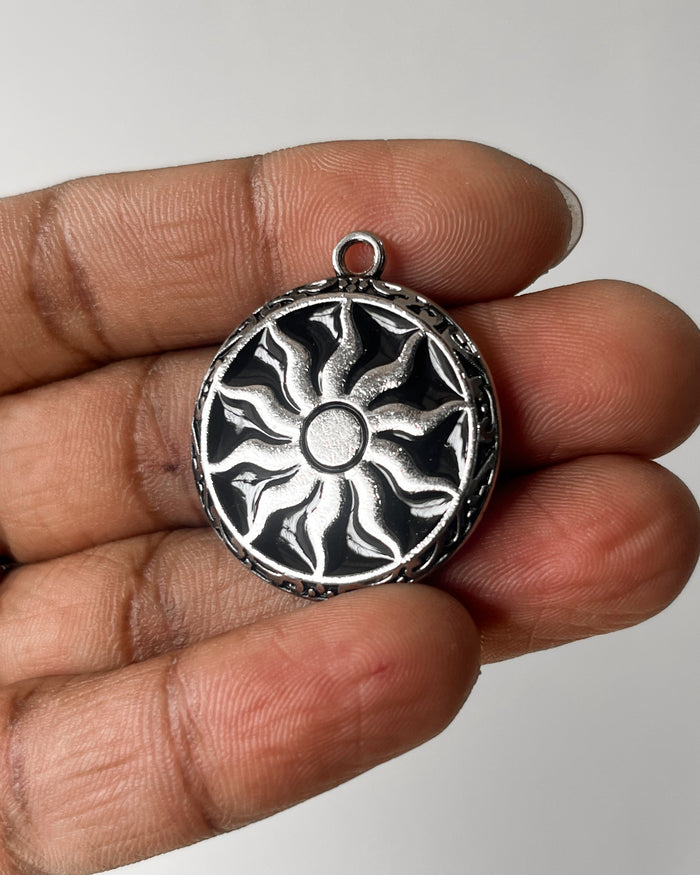 Oynx sun pendant